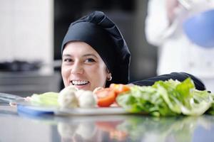 Küchenchef bereitet Mahlzeit zu foto