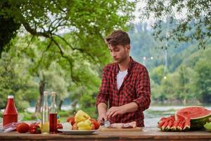 mann, der leckeres essen für eine französische dinnerparty kocht foto