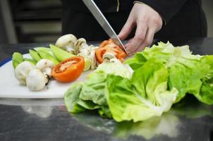 Küchenchef bereitet Mahlzeit zu foto