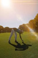 Golfspieler platziert Ball auf Tee. foto