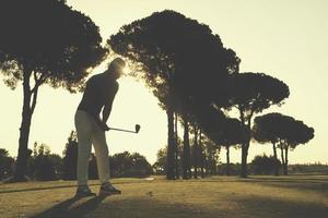 Golfspieler, der Schuss schlägt foto