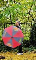 glückliches Mädchen mit Regenschirm foto