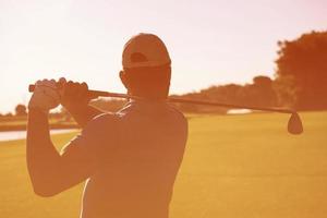 Golfspieler, der Schuss schlägt foto