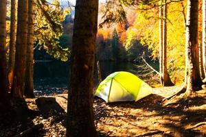 Zelt am Ufer des Bateti-Sees im Freien im Herbst an einem sonnigen, schönen Herbstmorgen. Entspannung und Reisen im Freien im Herbstsaisonkonzept foto