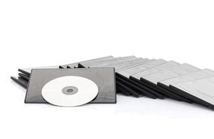DVD-Box mit Disc auf weißem Hintergrund foto