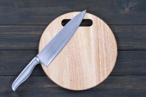 Küchenmesser auf rundem Holzschneidebrett hautnah foto