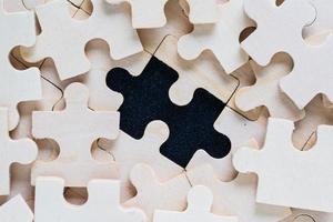 Puzzleteile aus Holz auf schwarzem Hintergrund foto