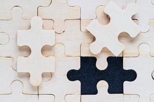 Puzzleteile aus Holz auf schwarzem Hintergrund foto