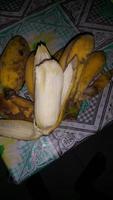 leckere gelbe Bananen. einfaches Foto. foto