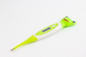 Medizinisches digitales Thermometer für Kinder, isoliert auf weiß. foto