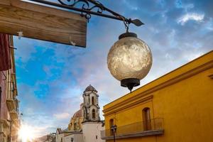 oaxaca, mexiko, malerische altstadtstraßen und farbenfrohe koloniale gebäude im historischen stadtzentrum foto