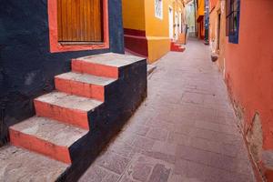 guanajuato, mexiko, bunte koloniale straßen und architektur im historischen zentrum von guanajuato foto