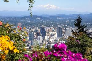 USA, Panoramablick auf die Innenstadt von Portland City, den Columbia River und den National Forest Park Mount Hood foto