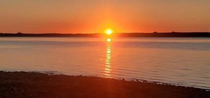 Blick auf den Sonnenuntergang an einem Fluss foto