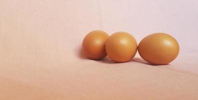 Eier auf einem rosa Tuch. foto