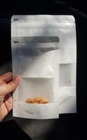weiße papierpackung zum verpacken von lebensmitteln. foto