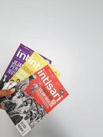 Eine Hand hält einige Intisari-Zeitschriften foto