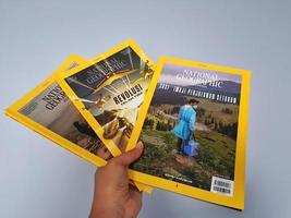 Eine Hand hält die indonesische Version des Magazins National Geographic. die erste version von national geographic indonesia wurde bis jetzt im april 2005 veröffentlicht. foto