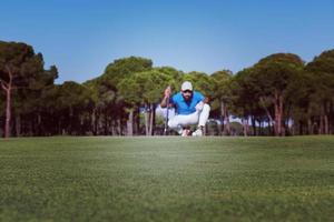 Golfspieler, der einen perfekten Schuss anstrebt foto