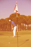 golfspieler, der an einem sonnigen tag einen schuss schlägt foto
