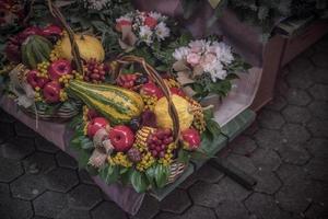 Obst- und Blumenarrangements auf dem Marktplatz im Herbst foto