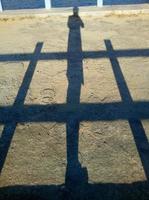 Schatten des Mannes auf Brückenhintergrund foto