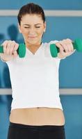 Fitnesstraining für Frauen mit Gewichten foto