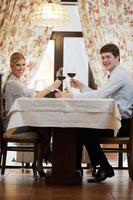 junges Paar beim Abendessen in einem Restaurant foto