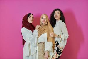 junge muslimische frauen posieren auf rosa hintergrund foto