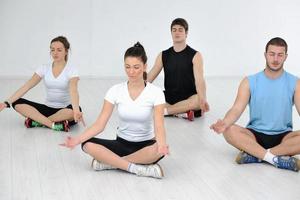 Jugendgruppe im Fitnessclub foto