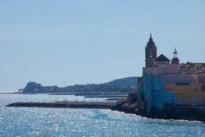 Blick auf die schöne Stadt Sitges an der katalanischen Mittelmeerküste. foto