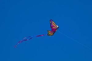 buntes drachenfliegen unter dem blauen himmel foto