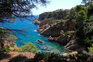 zerklüftete küste, mittelmeerküste an der katalanischen costa brava, sant feliu de guixols foto