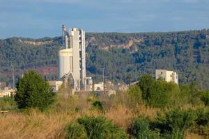 Turm einer Zementfabrik in Betrieb foto