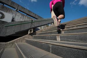 Frau joggt auf Stufen foto