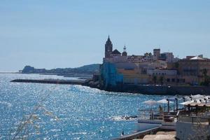 Blick auf die schöne Stadt Sitges an der katalanischen Mittelmeerküste. foto