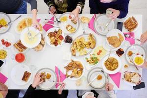 muslimische familie mit einem ramadan-fest von oben foto