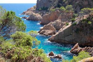 zerklüftete küste, mittelmeerküste an der katalanischen costa brava, sant feliu de guixols foto