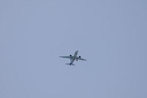 Verkehrsflugzeuge, die unter blauem Himmel fliegen und am Flughafen ankommen foto
