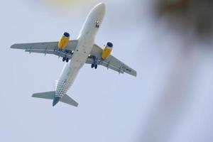 Verkehrsflugzeuge, die unter blauem Himmel fliegen und am Flughafen ankommen foto