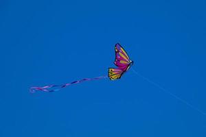 buntes drachenfliegen unter dem blauen himmel foto