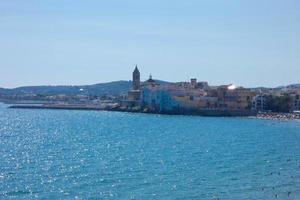 Blick auf die schöne Stadt Sitges an der katalanischen Mittelmeerküste. foto