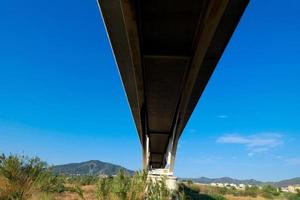 moderne Flussbrücke, eine technische Meisterleistung, die täglich Tausende von Fahrzeugen passieren foto
