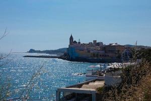 Blick auf die schöne Stadt Sitges an der katalanischen Mittelmeerküste. foto