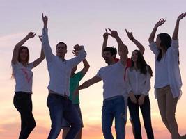 Partyvolk bei Sonnenuntergang foto