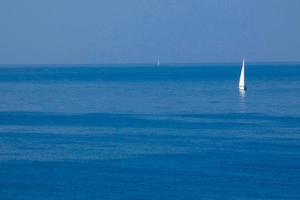Einsames Segelboot an der Mittelmeerküste der katalanischen Costa Brava foto