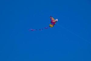 buntes drachenfliegen unter dem blauen himmel foto