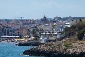 Blick auf die schöne Stadt Sitges an der katalanischen Mittelmeerküste. foto