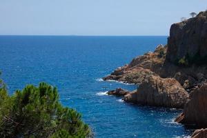 zerklüftete küste, mittelmeerküste an der katalanischen costa brava, sant feliu de guixols foto
