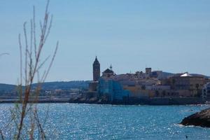 Blick auf die schöne Stadt Sitges an der katalanischen Mittelmeerküste. foto